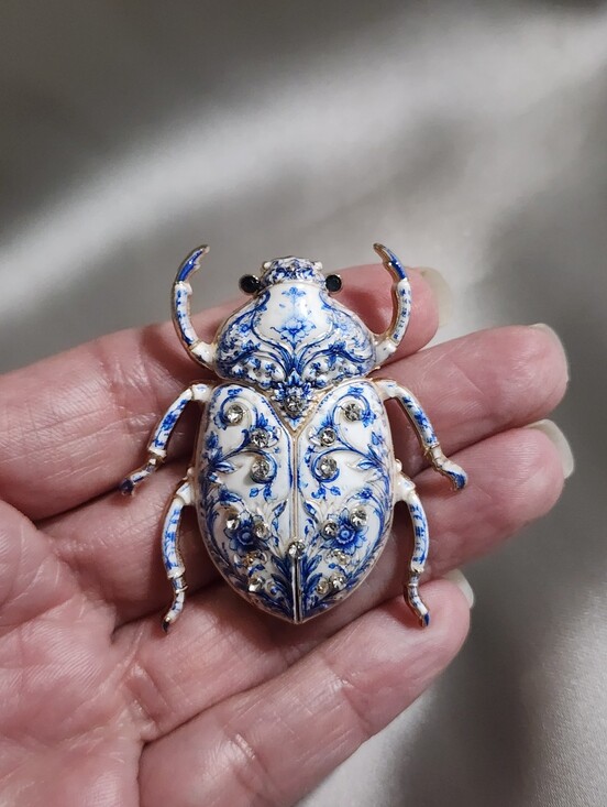 Jewelry - ✨️🪲 Vintage Blue & White Porcelain Beetle Brooch​
